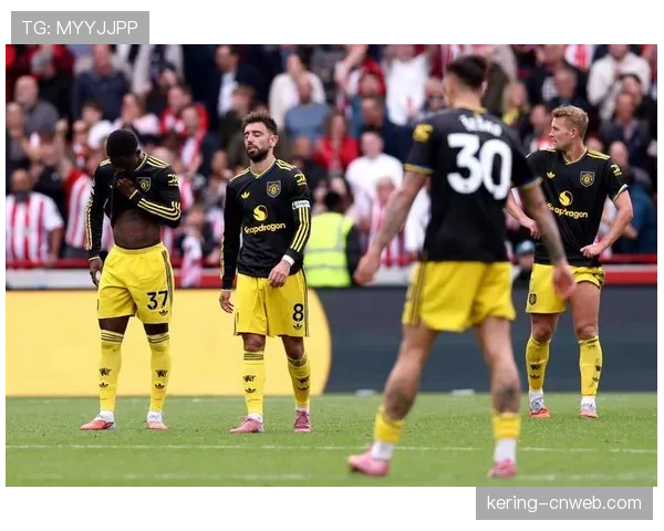 场边：哈维抗议判罚吃到黄牌，这是其本赛季第四张教练黄牌