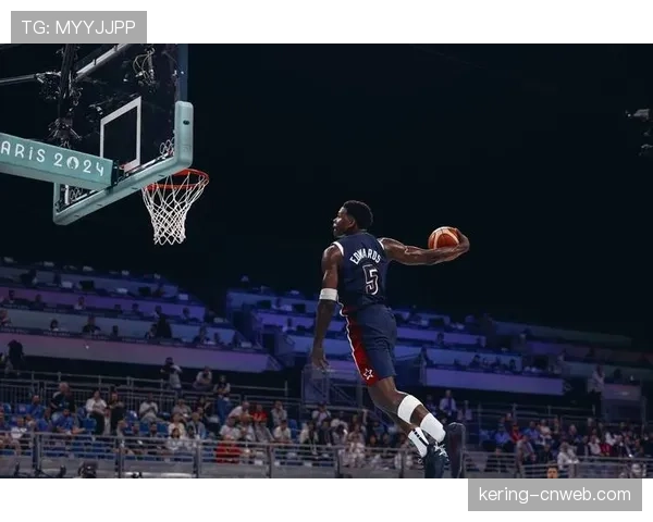 特写:爱德华兹完成抢断后快攻暴扣,回防时示意主场观众提升助威声浪 特写:爱德华兹完成抢断后快攻暴扣,回防时示意主场观众提升助威声浪