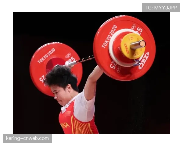 侯志慧赛后与泰国劲敌互披国旗合影,展现举重台下的友谊 侯志慧赛后与泰国劲敌互披国旗合影,展现举重台下的友谊